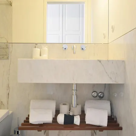 Apartment Spacious With Modern Amenities *