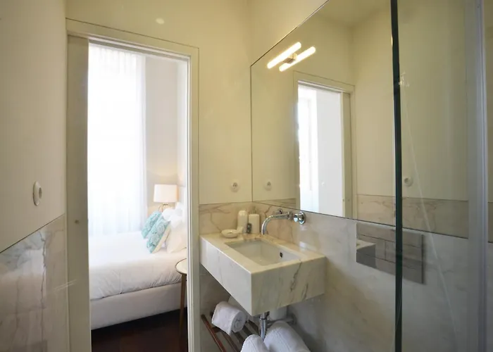 Spacious With Modern Amenities Apartment *